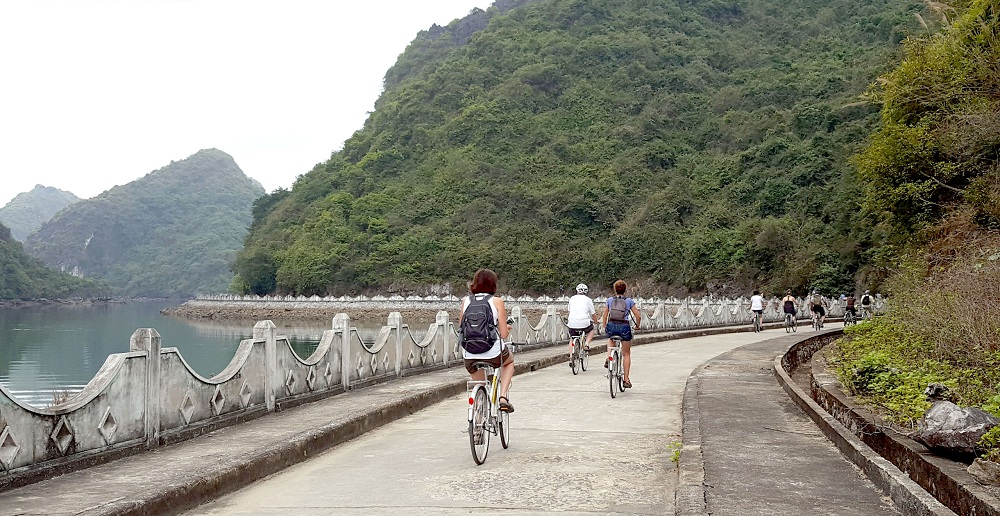 Đạp xe tại làng chài Việt Hải